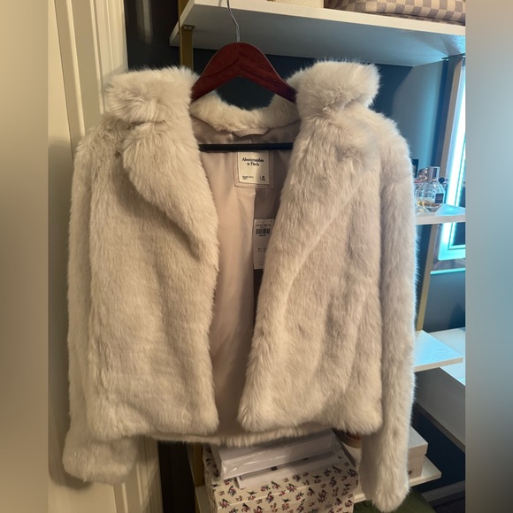 ✨ NWT Abercrombie & Fitch Fur Coat ✨ - Picture 1 of 3